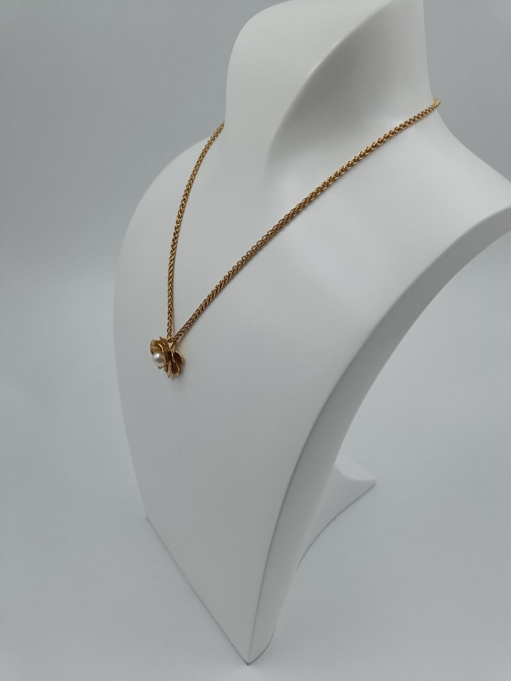 Ketten: BLUMIGES GELBGOLDCOLLIER MIT AKOYA PERLE – Gebraucht aus Luzern von EdiGem 2