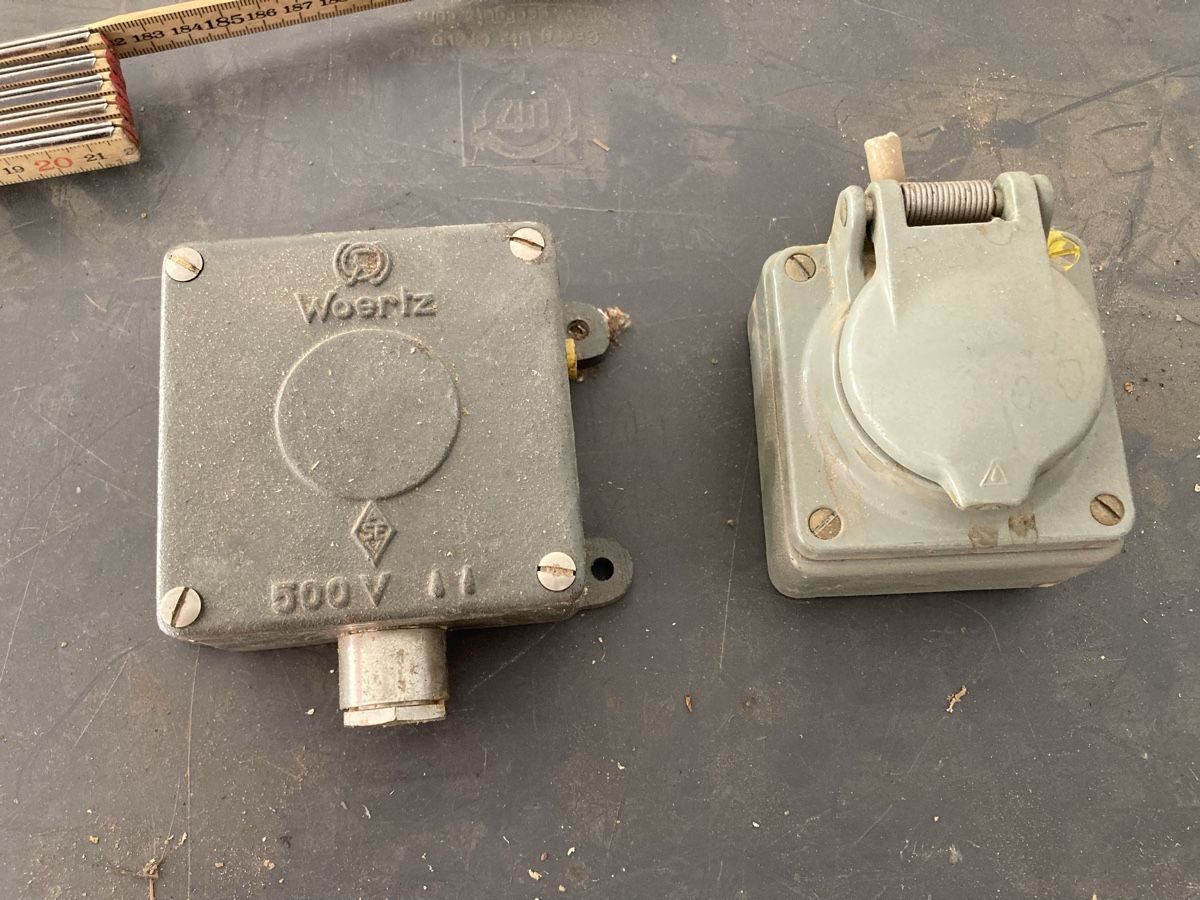 Spine: ANTIKE ELEKTRO METAL STECKDOSE – Usato da Bottmingen venduto da Surubi