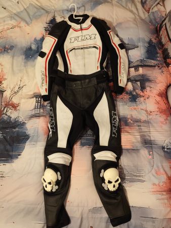 Damen Lederkombi mit Totenkopf Knieschleifer