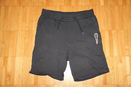 schwarze Shorts der Marke "Name it" in der Grösse 146