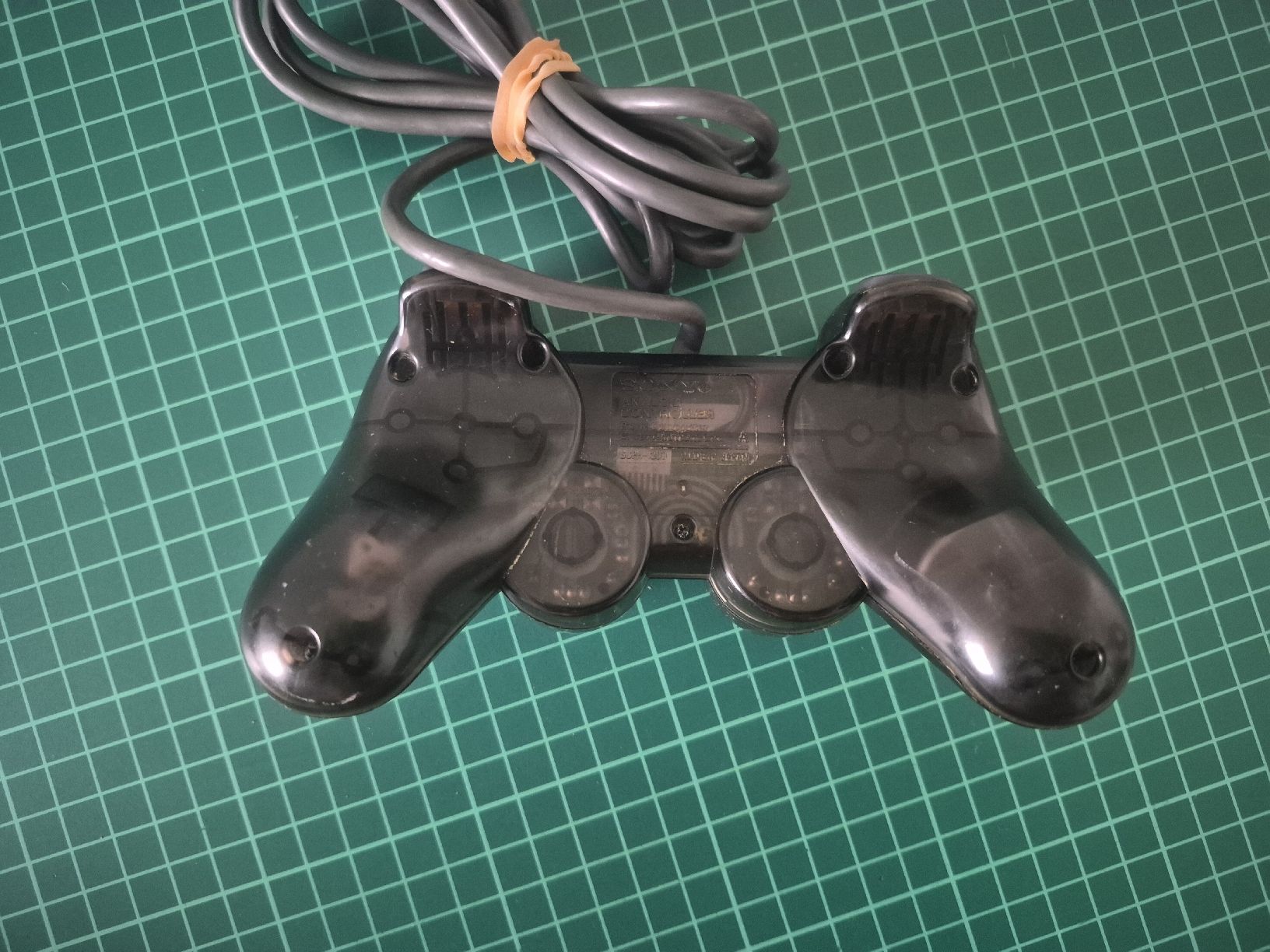 Sony Controller: Original  translucent sony PS2 Controller - Working  – Usato da Meyrin venduto da Retro-GZ 1