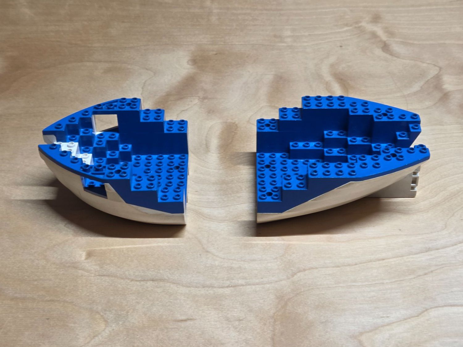 Lego Baukästen: Lego Rumpf Piratenschiff weiss-blau – Gebraucht aus Basadingen von NekoBricks