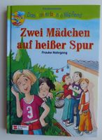 Zwei Mädchen auf heisser Spur