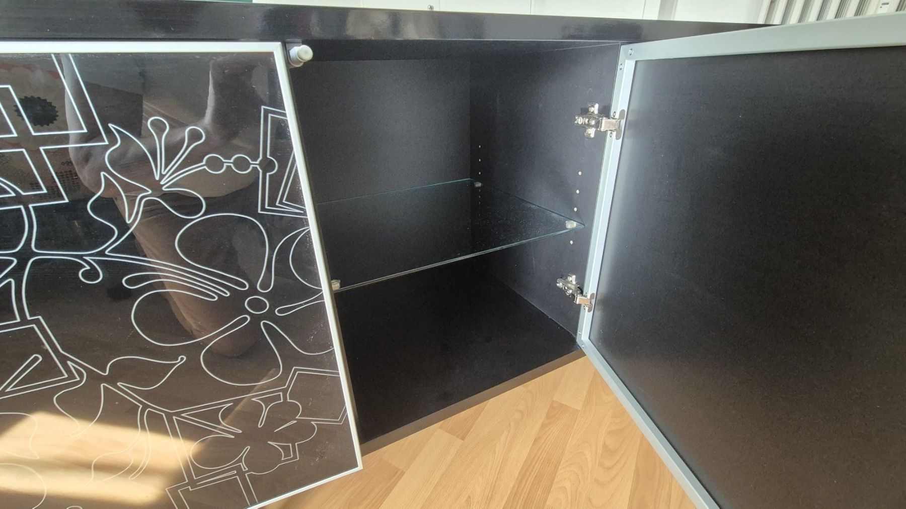 Pfister Credenze: Sideboard Ambiente, 4 Türen, Glas schwarz gemustert – Usato da Olten venduto da Pitschli 2