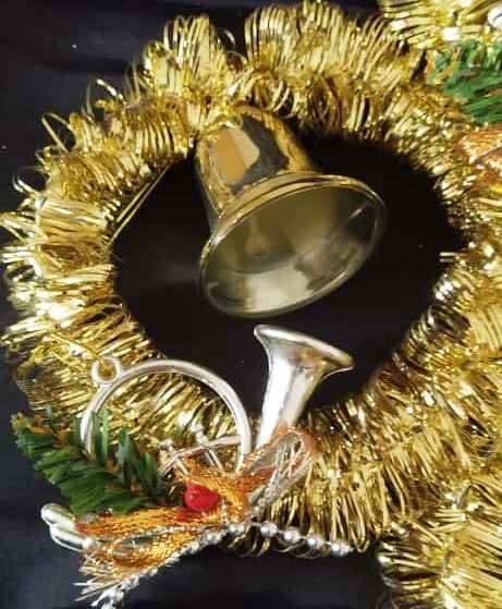 Tutte le decorazioni: Goldiger Weihnachtskranz mit Musikinstrumenten & Glocken – Nuovo (secondo la descrizione) da Zürich venduto da 1-2-3-Kaufen 2