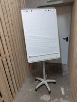 Chevalet de conférence (paperboard) sur roulettes