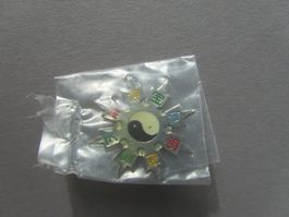Yin Yang Anstecknadel mit Schriftzeichen, Neu in Folie!