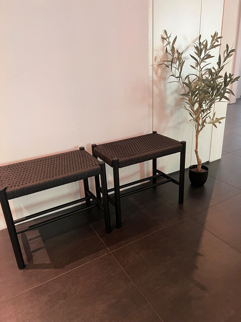Livique Sgabelli: Hocker 2 x , schwarz-Holz – Usato da Kriens venduto da SGHomestudios