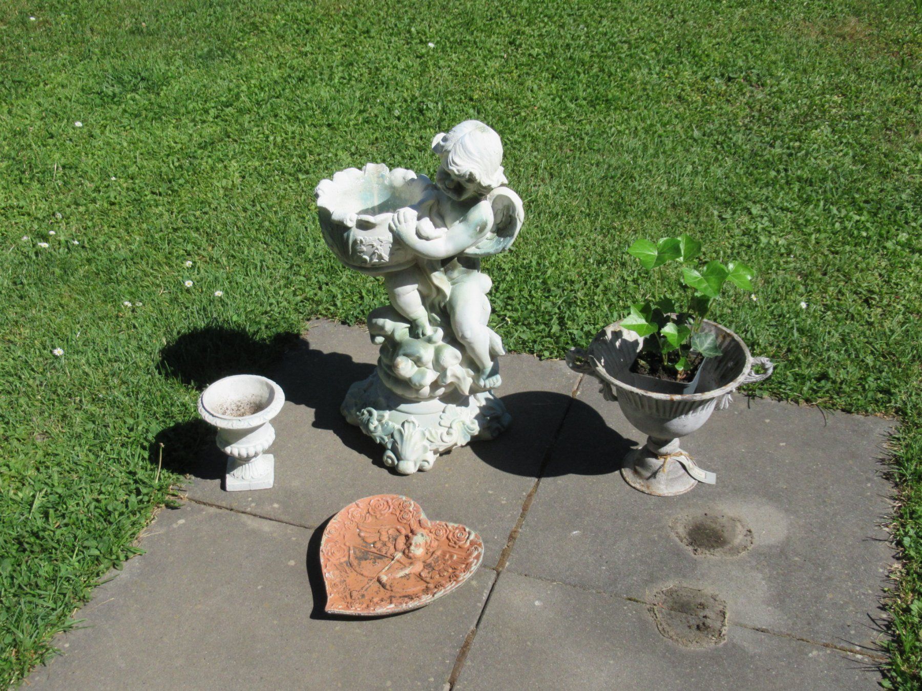 Vasi per fiori: Engel Blumentopf Cherub mit Pfeil und Bogen und 2 Töpfe – Usato da Trimbach venduto da donlyn