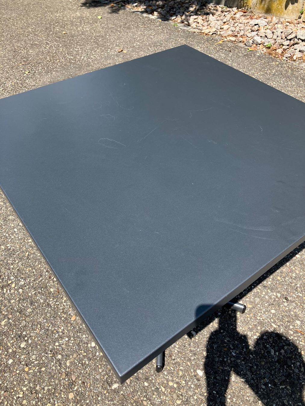 Schaffner Tavoli: Schaffner Gartentisch 80x80cm – Usato da Aarburg venduto da Wendepunkt_Fundgrube 1