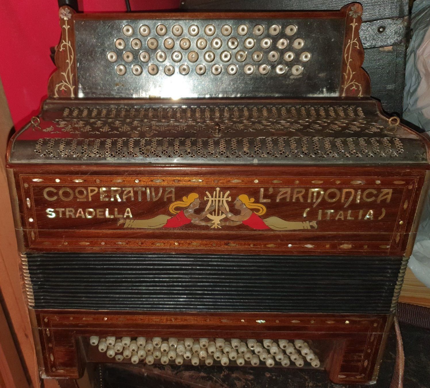 Instruments de musique: accordéon pour décoration année 1920 – Défectueux à Penthalaz par EvandroLuz 2