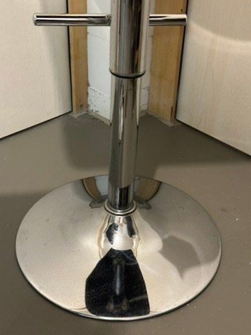 Sgabelli: Zwei Barhocker schwarz mit Chromfuss gebraucht – Usato da Ebertswil venduto da Joy8 5