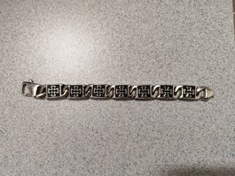 Bracelet argenté à croix de fer noires