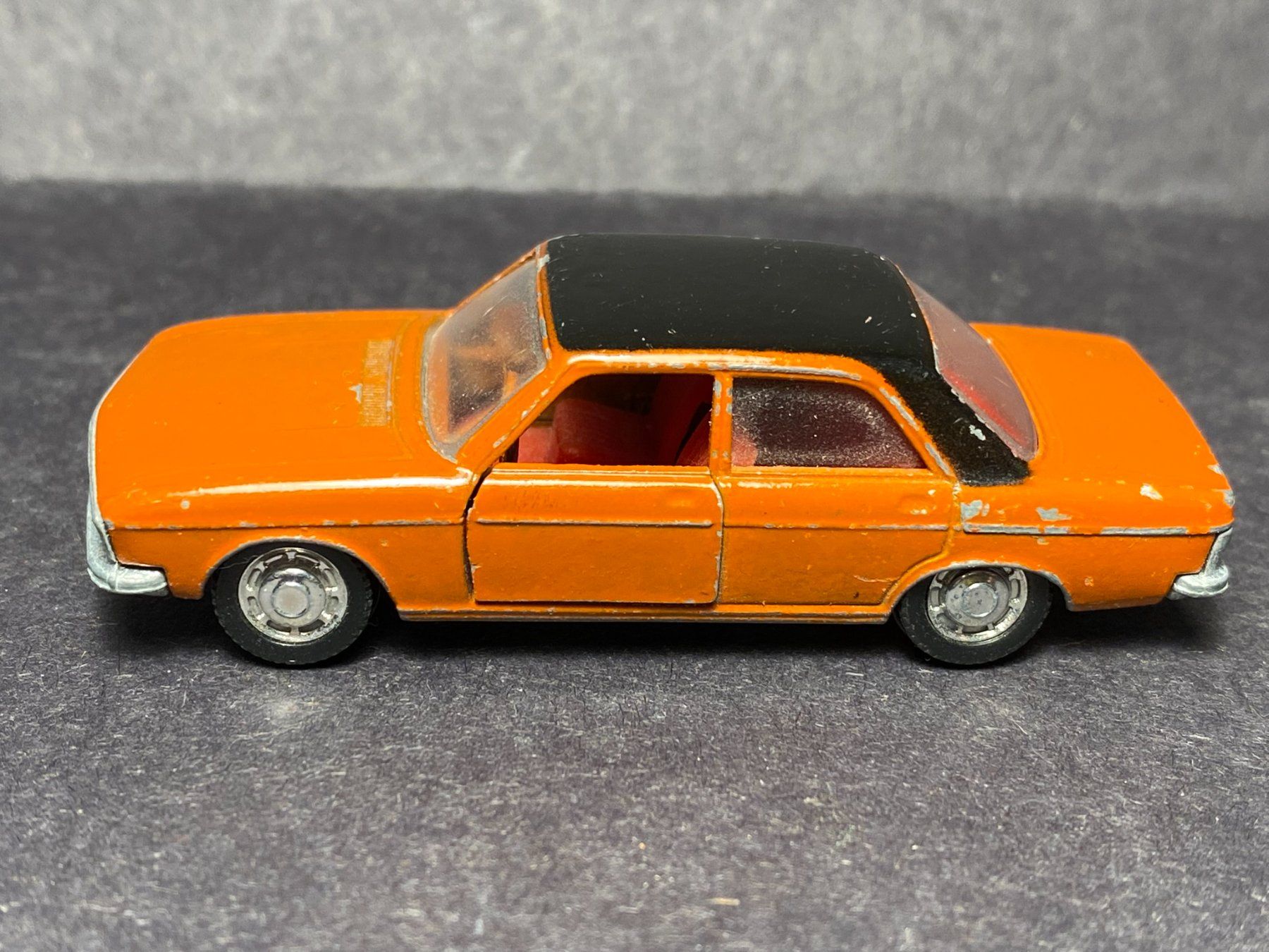 Schuco Modellini d'auto: Schuco Audi 100 LS Modellauto 1:66 – Usato da Spiez venduto da Mlandcruiser 1