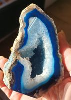 Wunderschöne blaue Achat-Geode mit Quarz-Kristallen (Dekorat