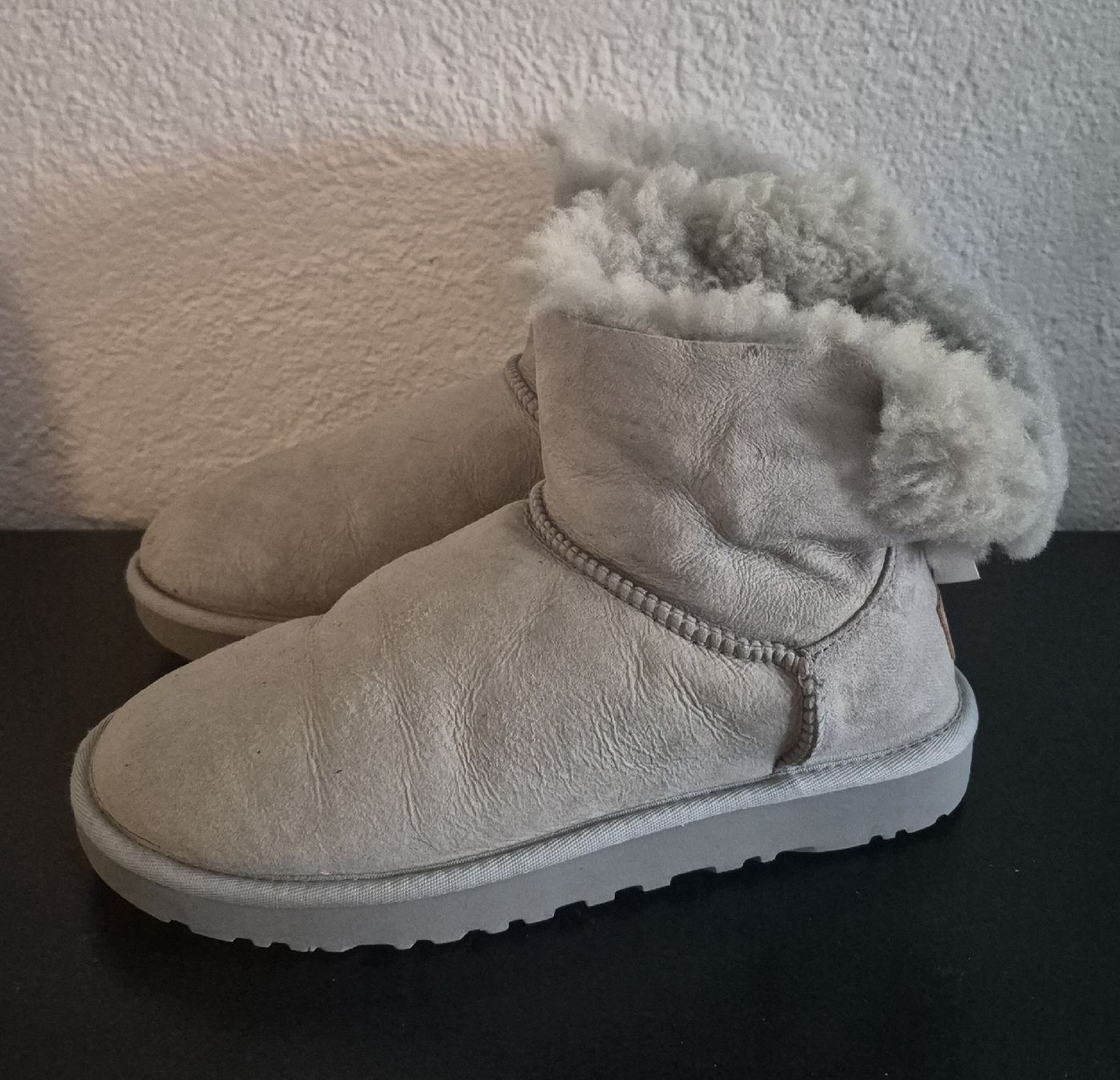 Ugg Damenschuhe: UGG Mini Bailey Bow II Winterstiefel grau Gr. 39 – Gebraucht aus Naters von Monika-K 3