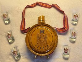 Trinkflasche aus Serbien mit 6 Gläsern
