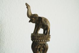 Antike Holzfigur Elefant Sockel Asien geschnitzt alt Stand