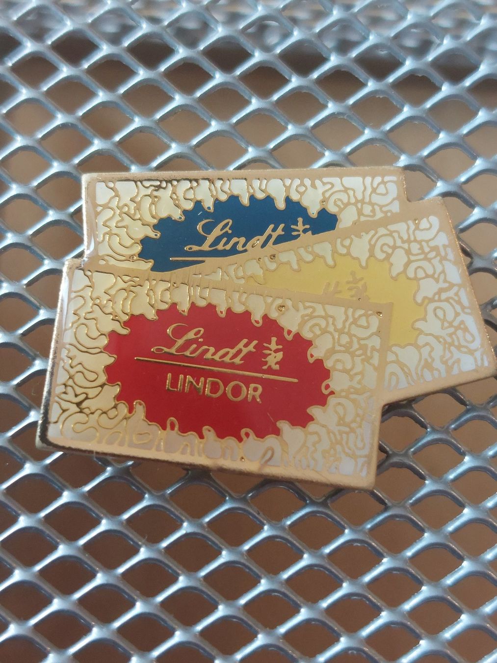 Lindt Placchette & Badge: LINDT - PIN – Usato da Gipf - Oberfrick venduto da Esnoopy 3