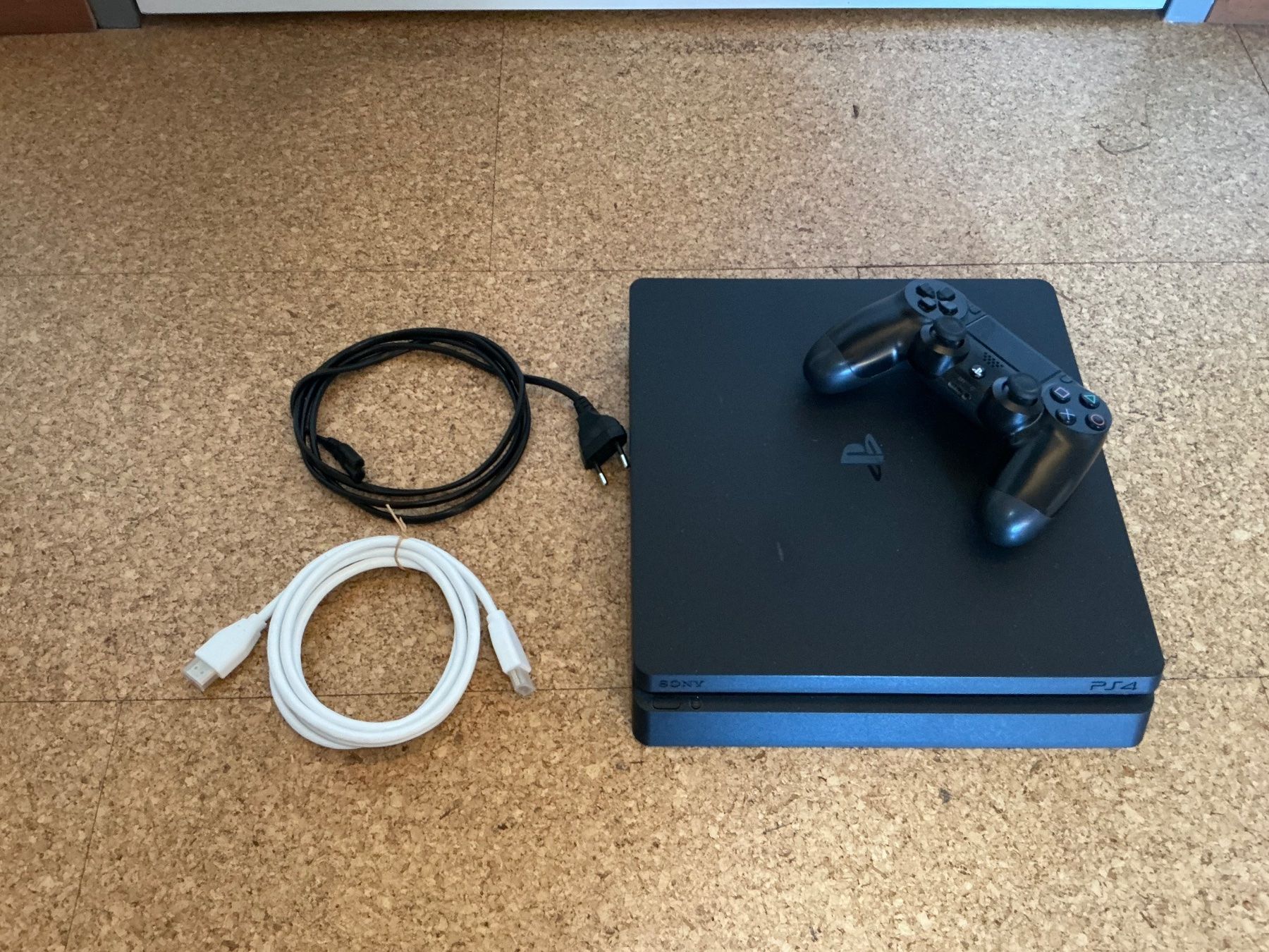 Sony Konsolen: Sony PS4 Slim Konsole + Controller + Kabel – Gebraucht aus Arbon von Ramon136