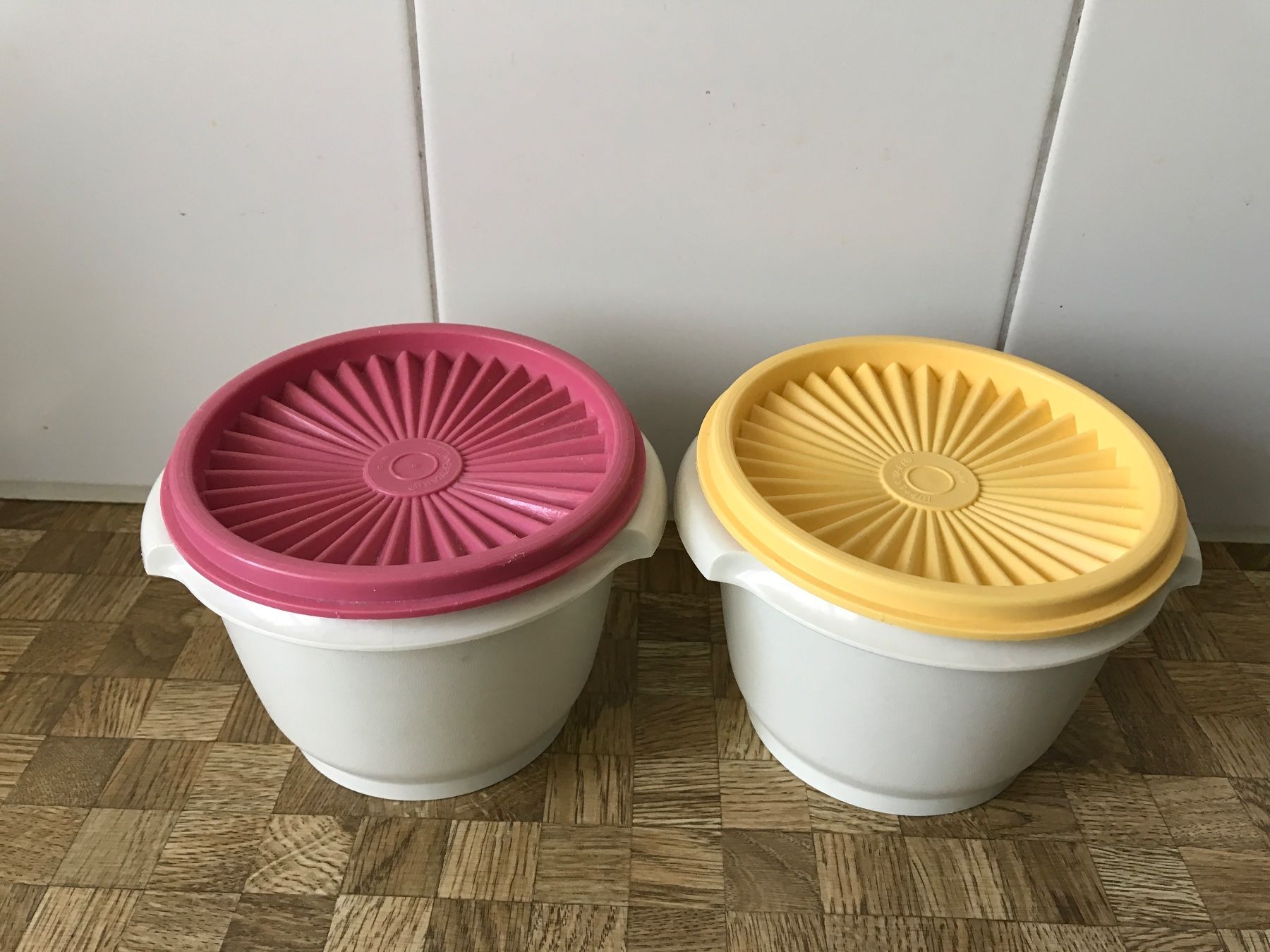 Tupperware Behälter & Ähnliches: Tupperware 2 Schüsseli mit Sonnendeckel – Gebraucht aus Birmensdorf ZH von Hilhan