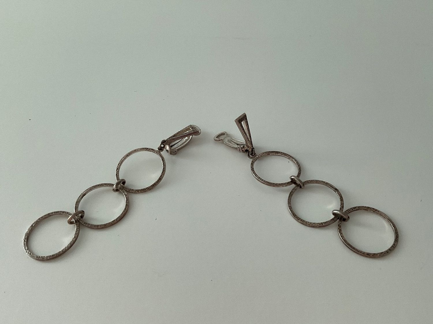 Ohrringe & -stecker: Elegante silberfarbene Clip-on Ohrringe – Gebraucht aus Basel von cat_sq5m