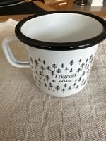 Emaille Tasse weiss mit Tannen und Schrift, guter Zustand