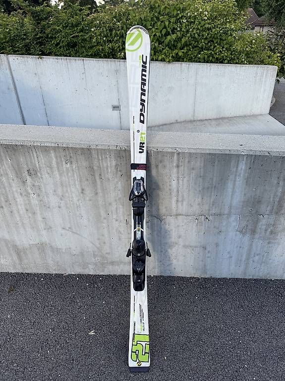 Skis: Ski Dynamic avec fixation Atomic – Gebraucht aus Perroy von vivelavente