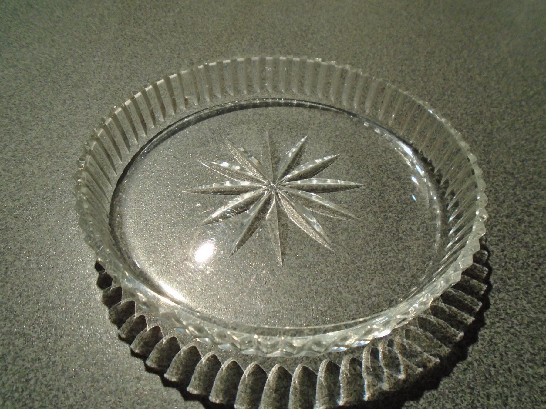 Schalen: Schale Glas, in der Mitte eine Blume – Gebraucht aus Zürich von abraxas1291