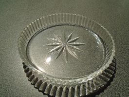 Schale Glas, in der Mitte eine Blume