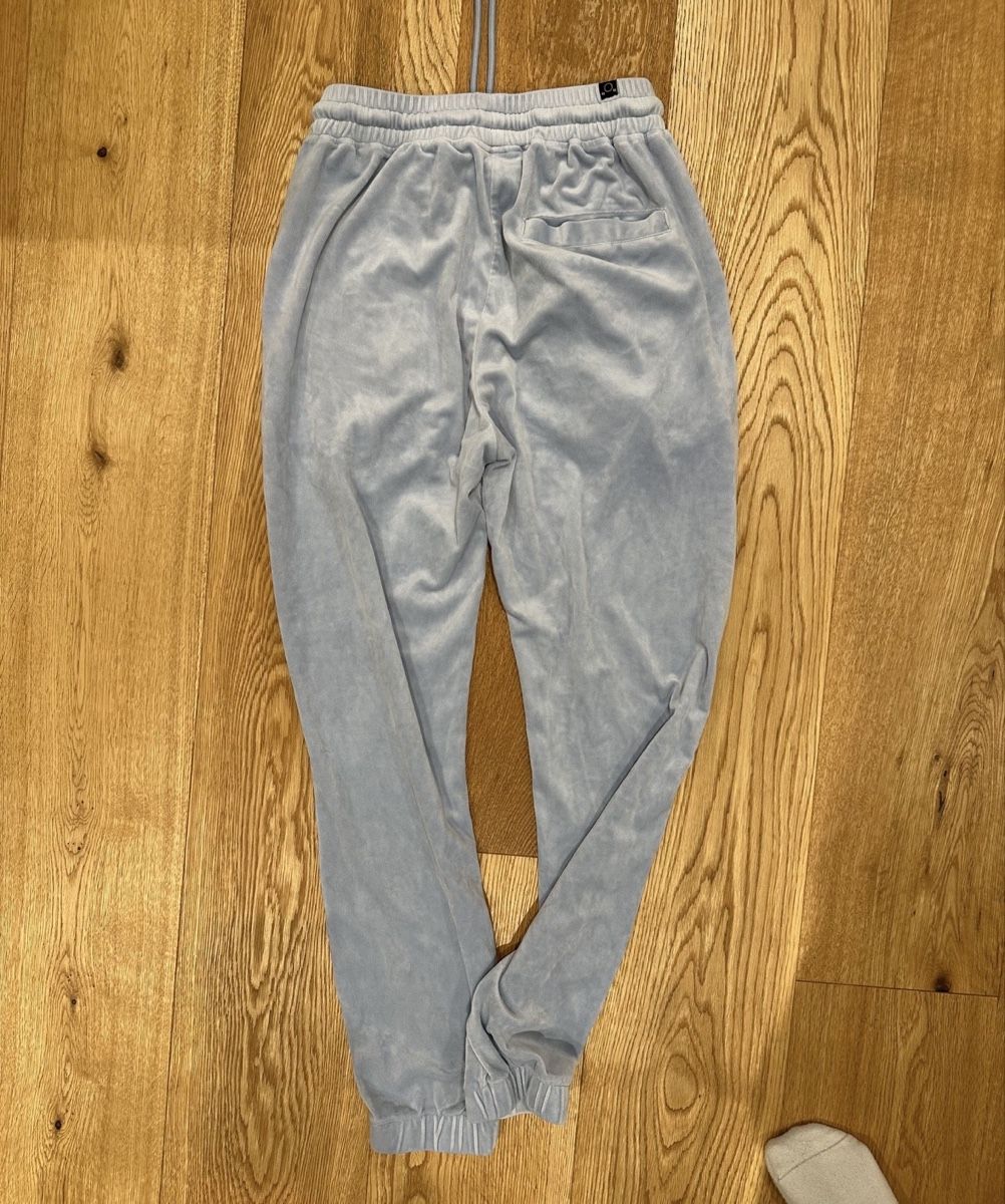 Pantalons: Jogginghose Samt hellblau Grösse M – D'occasion à Bern par Klaas06 1