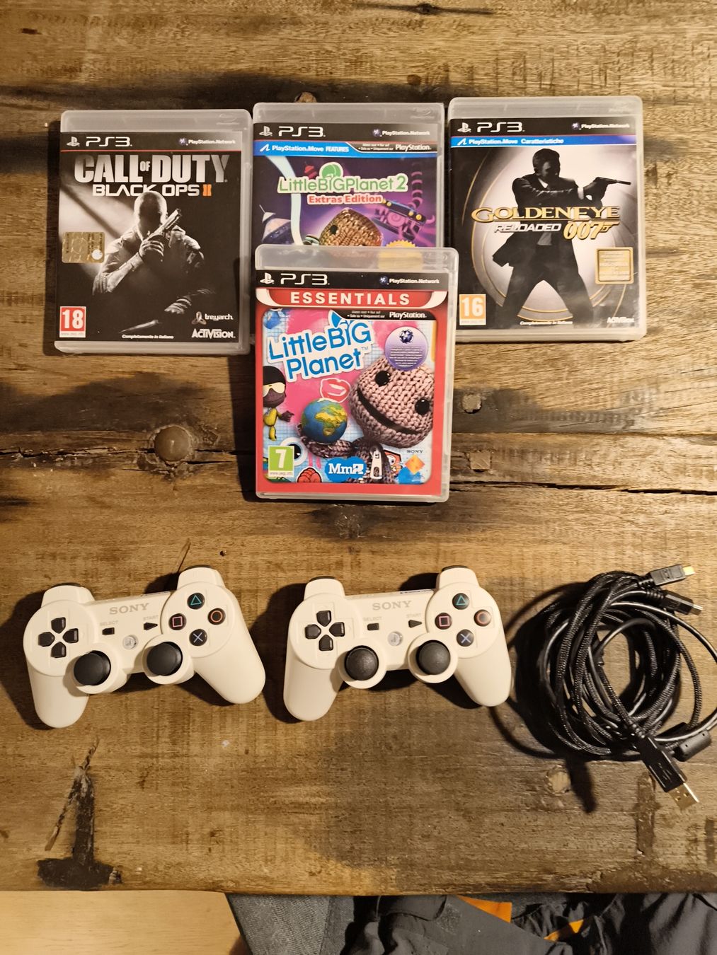 Sony Controller: 2x Dualshock3 Controller Weiss + 4PS3 Spiele – Usato da Küsnacht ZH venduto da Joehn