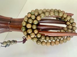 Grüne Mala-Kette – 108 Holzperlen für Meditation / Schmuck