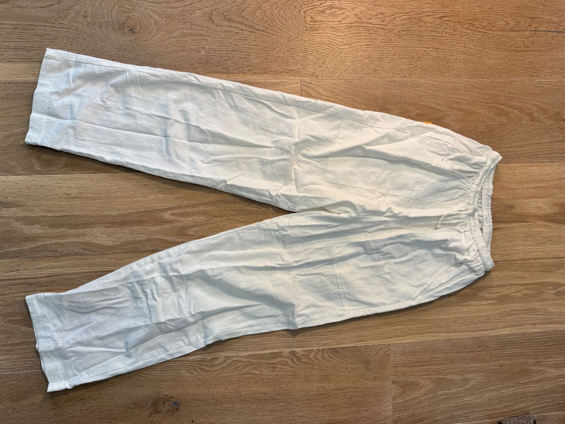 Hosen: Weisse Stoffhose mit Gummizug – Gebraucht aus Neuenegg von Jillvb04