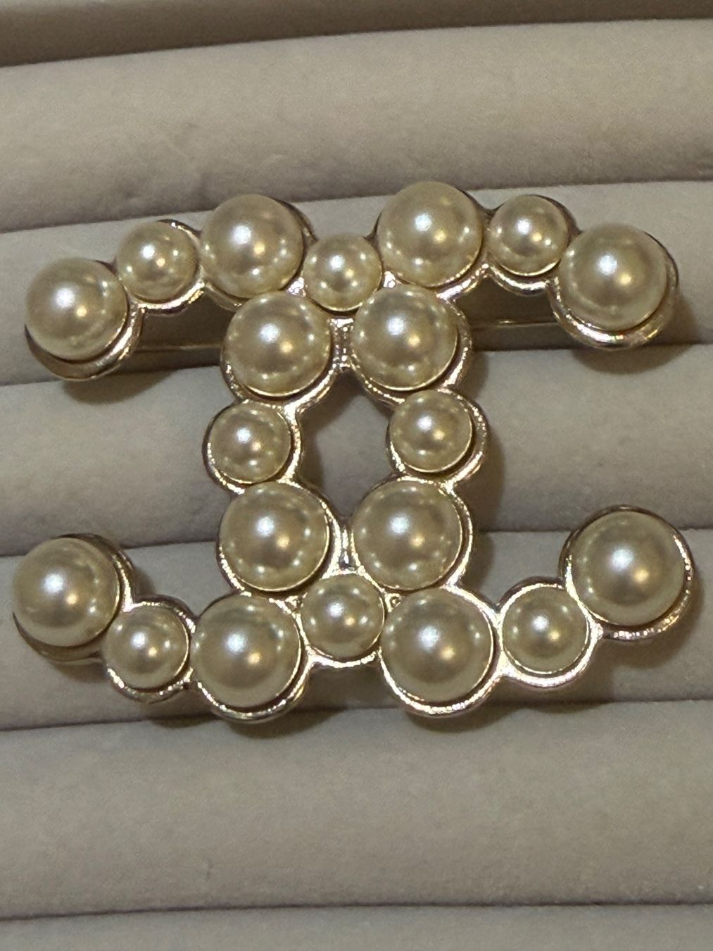 Chanel Spille & Fermagli: Chanel Brosche mit Perlen, Modeschmuck, Top Zustand! – Usato da Basel venduto da Blausara707 8