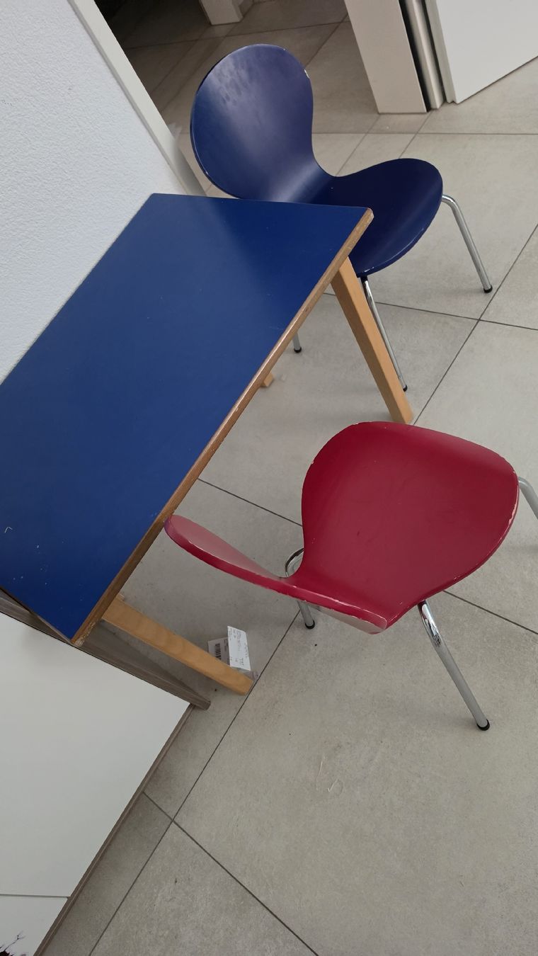 Tables: Kindertisch mit 2 Stühlen blau rot Holz – D'occasion à Jegenstorf par 1stmike 2