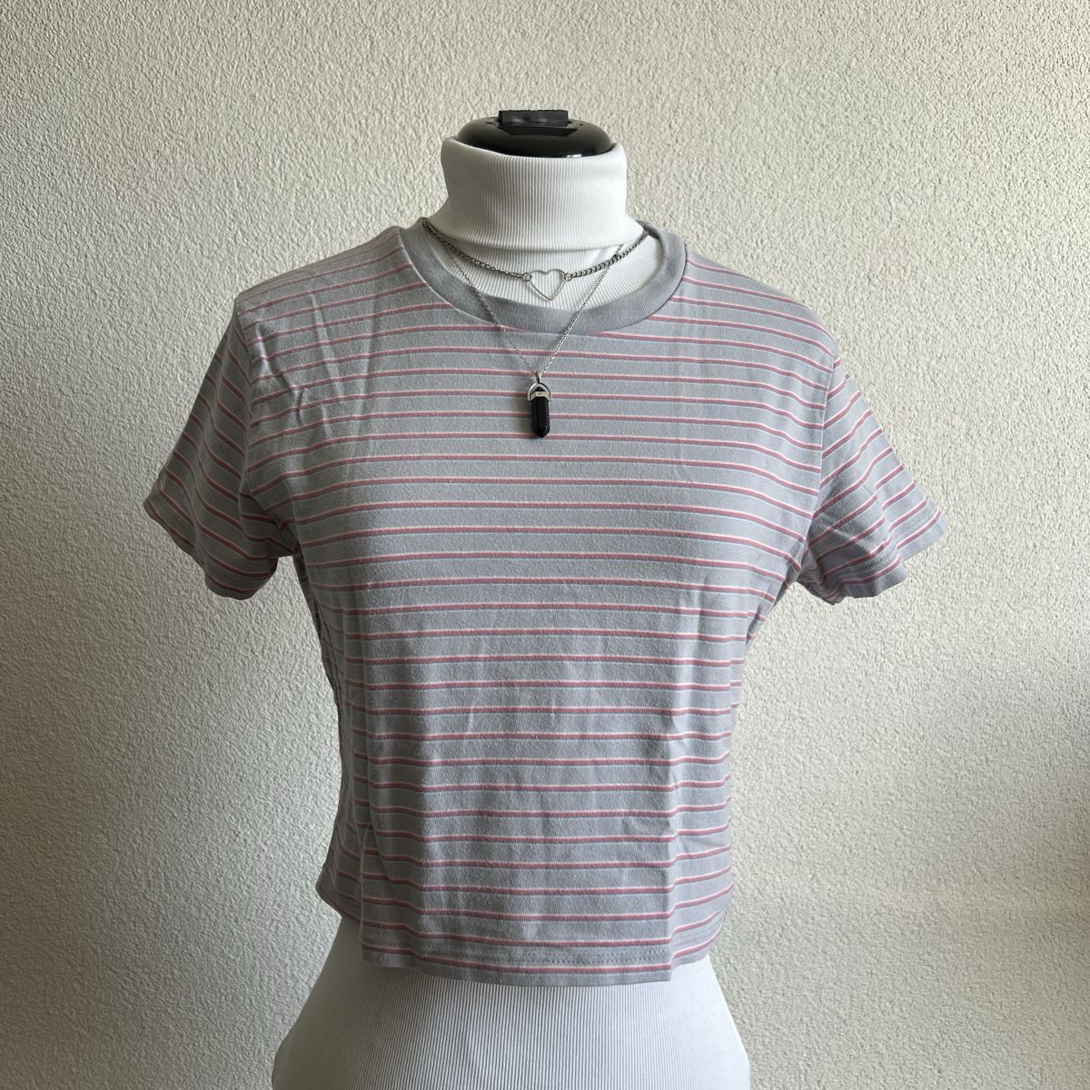 Brandy Melville Top: Brandy Melville Gestreiftes Top Grau Rosa – Nuovo (secondo la descrizione) da Tagelswangen venduto da SpicyChicken