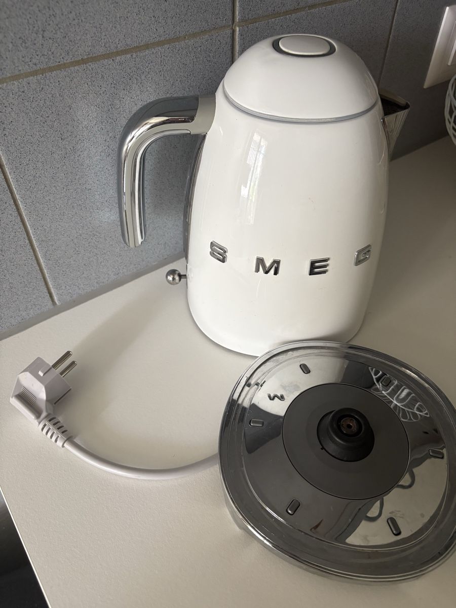 Smeg Bollitori: Bouilloire SMEG blanche prise française – Usato da Genève venduto da cec_6qrf