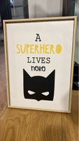 Bild "A Superhero Lives Here" Holzrahmen natur