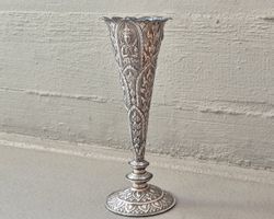 Chinesische Vase aus Silber mit betender Figur (Buddha)