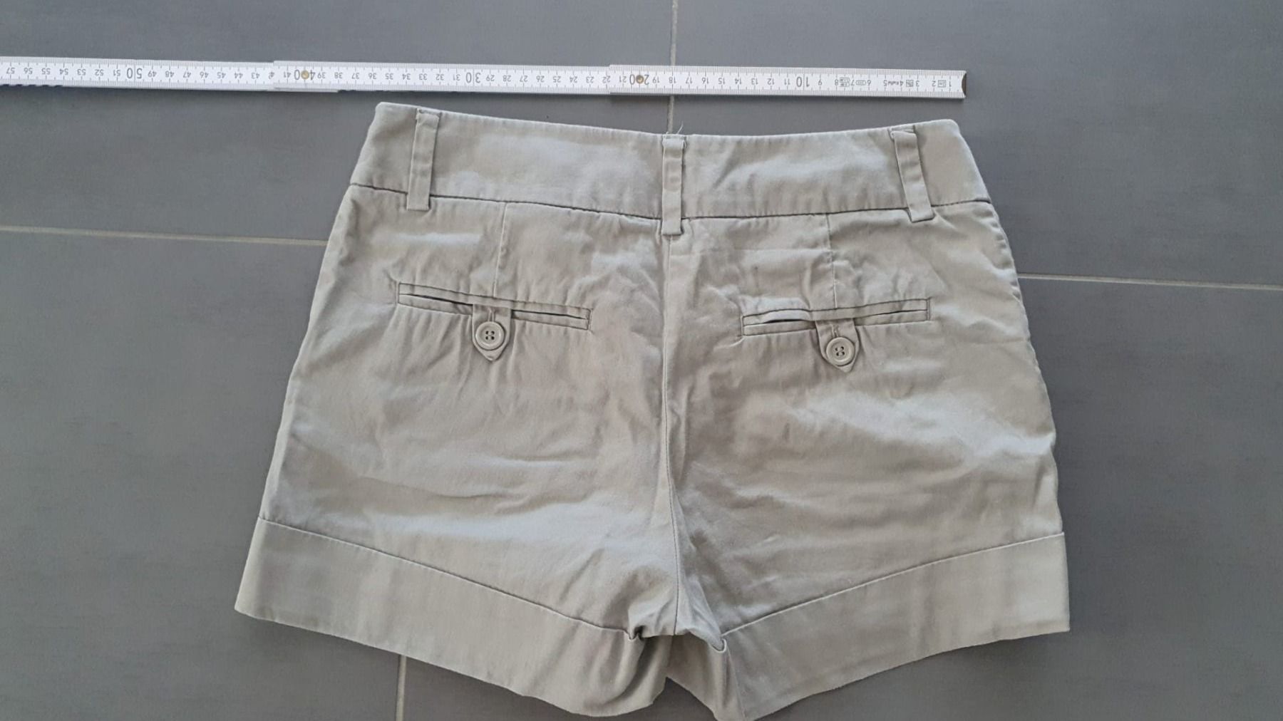 H&M Hosen: Graue, elegante Short, H&M, Grösse 34 – Gebraucht aus Schaffhausen von sabrina915 2
