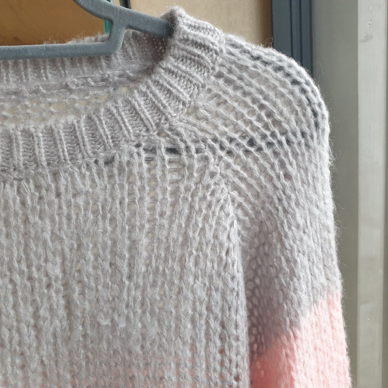 Maglioni & Felpe: 🐸 STRICKPULLOVER SUPER SOFT M PULLOVER ROSA WEISS GRAU – Usato da Môtier (Vully) venduto da Frogs 2