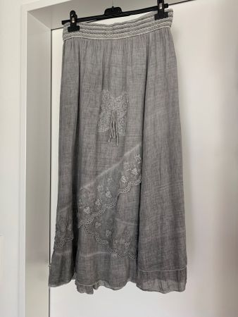 Rock mit Spitze, grau Gr. M, doppelte Stofflage, s. luftig