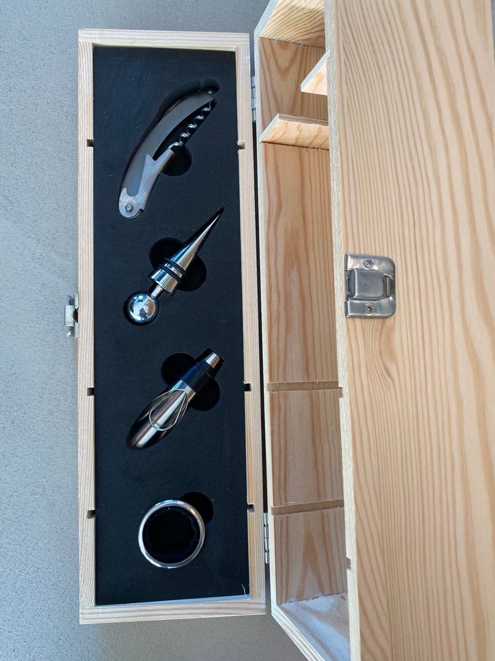 Flaschenöffner & -verschlüsse: 4-teiliges Sommelier-Set in Holzbox – Gebraucht aus Zürich von ClosetQueen