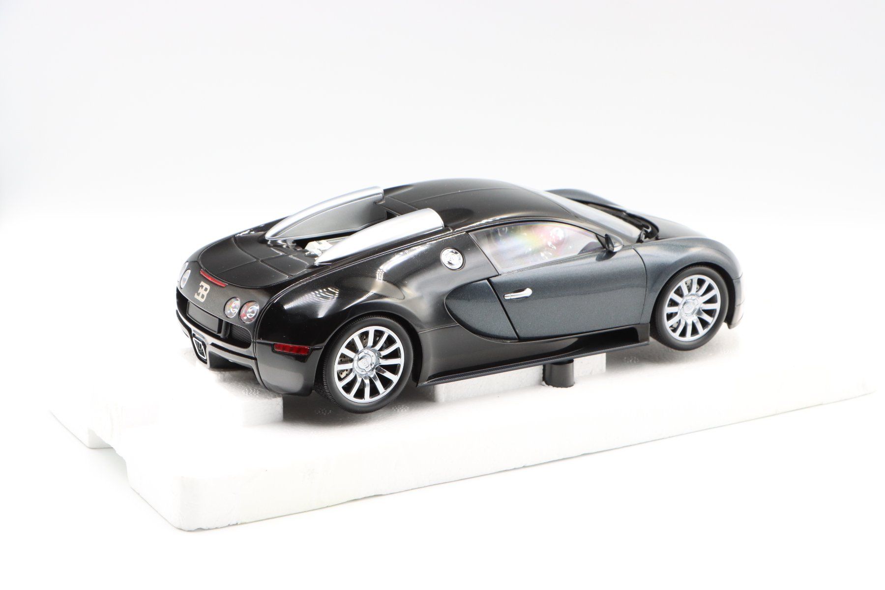 Bugatti Voitures modèles: Bugatti Veyron 2009 1:18 Minichamps – Neuf avec emballage d'origine à Bühl b.Aarberg par modelldiecast 6