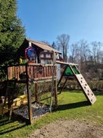 Grosser Spielturm Holz mit Rutsche, Schaukel und Kletterwand