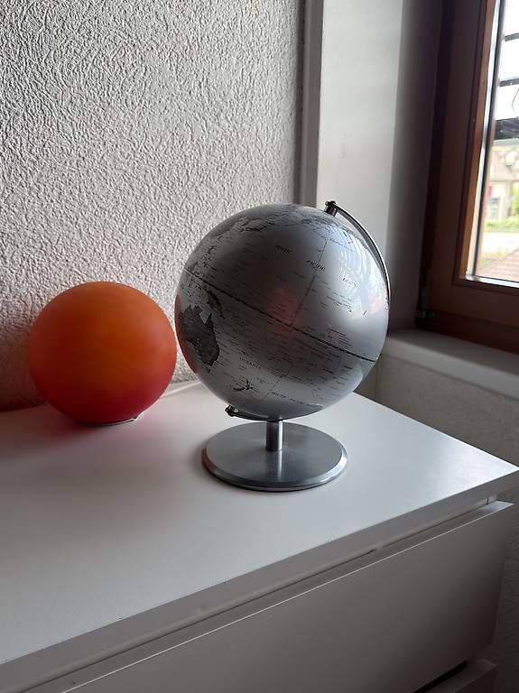 Autres décorations & accessoires: Dekorativer Globus in Silber/Grau – D'occasion à Seon par noah._.w 1