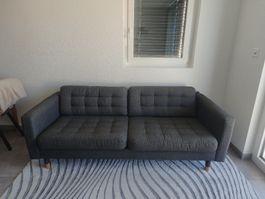 Canapé trois places gris en tissu bon état général