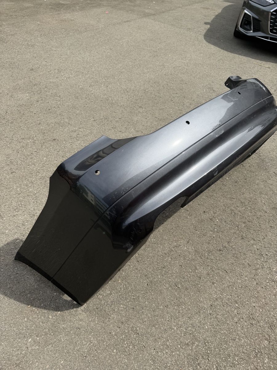 BMW Toutes les pièces auto: BMW E90 Stossstange original grau metallic – D'occasion à Buochs par mikhh33 2