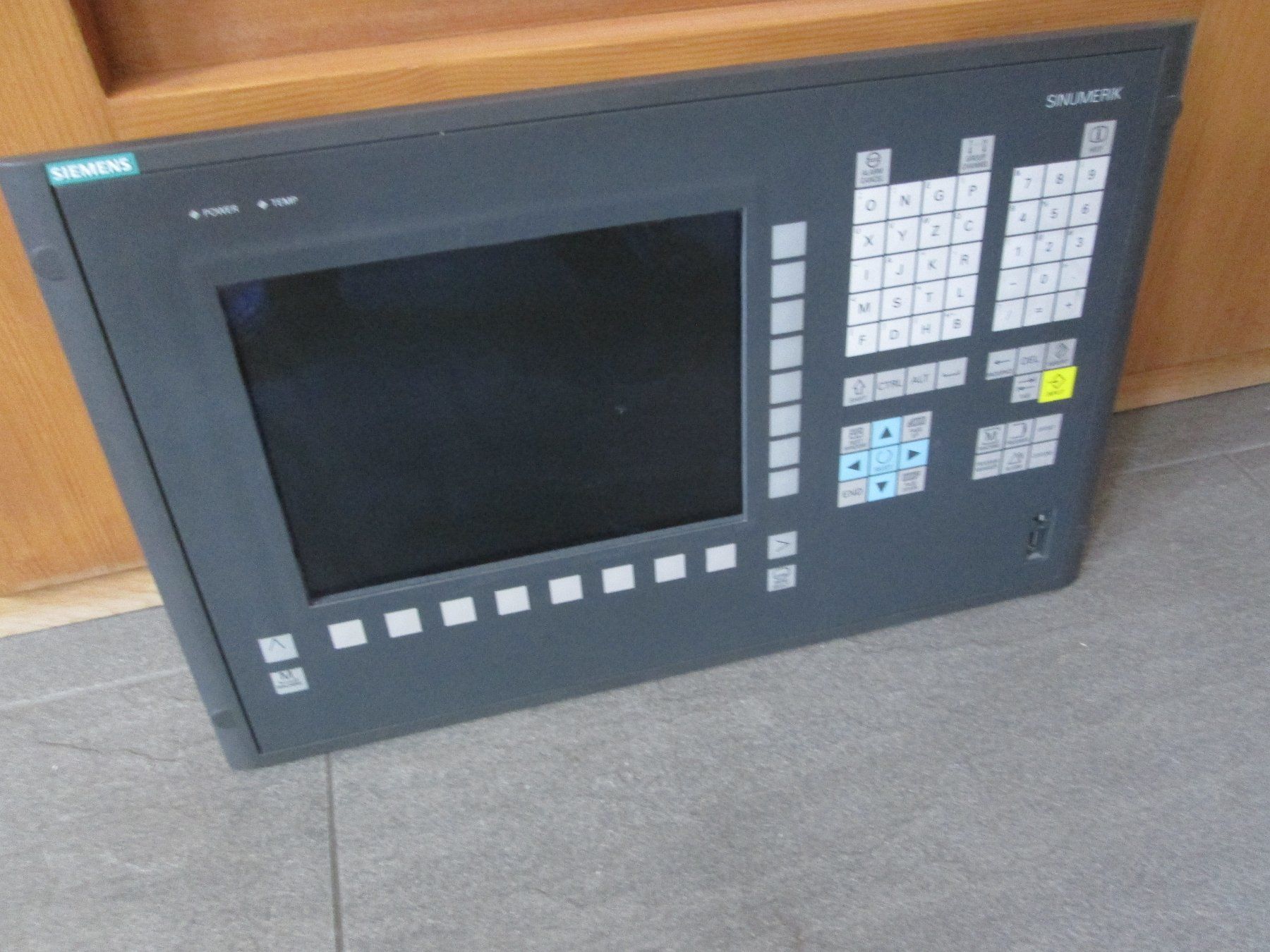 Siemens Elektronikbauteile: Siemens Sinumerik 810D PCU mit Bedienpanel – Gebraucht aus Steffisburg von Schwabis